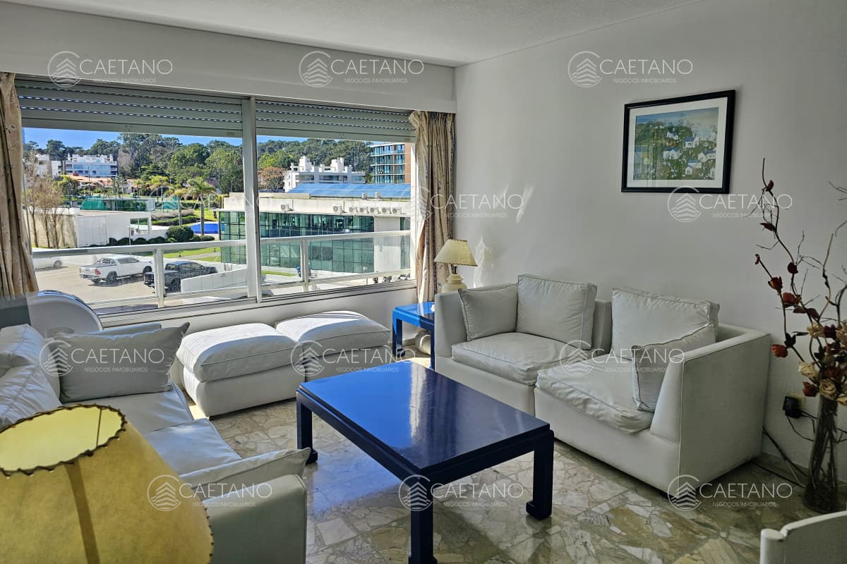 Se alquila apartamento de 2 y 1/2 dormitorios en playa mansa, Punta del Este.
