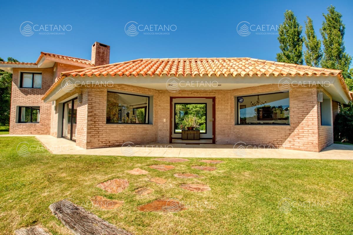 Se alquila casa 5 dormitorios, con piscina en Rincon del Indio, playa Brava, Punta del Este. — foto 2
