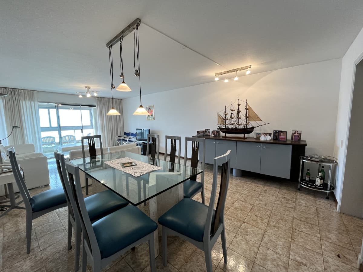 Venta apartamento 3 dormitorios. Playa mansa, Punta del Este.