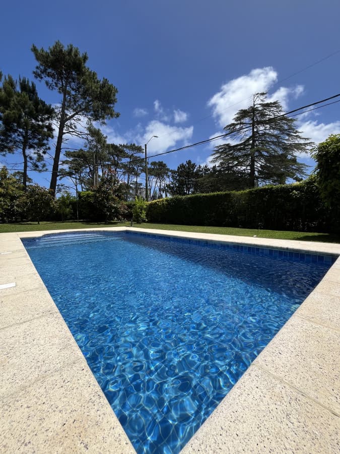 Casa de 4 dormitorios - Playa Mansa, Barbacoa, Piscina Climatizada.