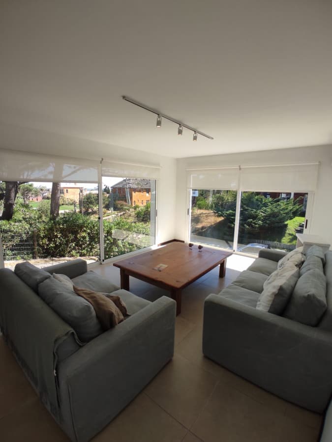 Muy buena casa en alquiler a pasitos del agua en Montoya, 5 dormitorios .