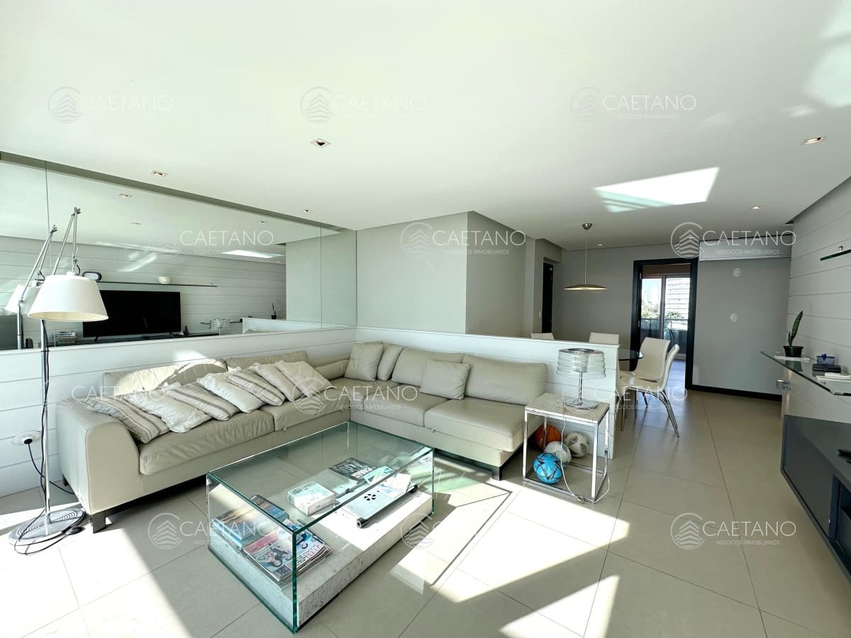 Apartamento en alquiler temporal de 3 dormitorios en suite en edificio Gala Tower, Punta del Este. — foto 2