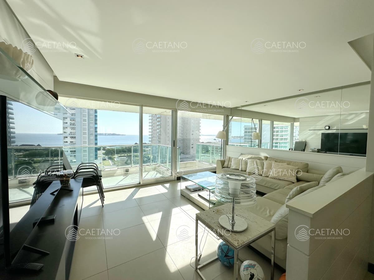 Apartamento en alquiler temporal de 3 dormitorios en suite en edificio Gala Tower, Punta del Este.