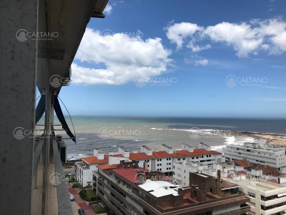 edificio a metros de playa brava — foto 2