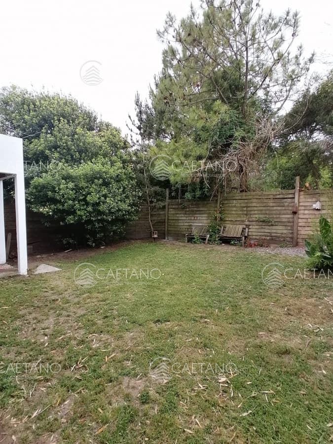 ALQUILER ANUAL DE CASA EN LA BARRA, MALDONADO. - 4 DORMITORIOS, 3 BAÑOS, 1 EN SUITE. PARRILLERO TECHADO , CERCADA Y CON REJAS. — foto 3