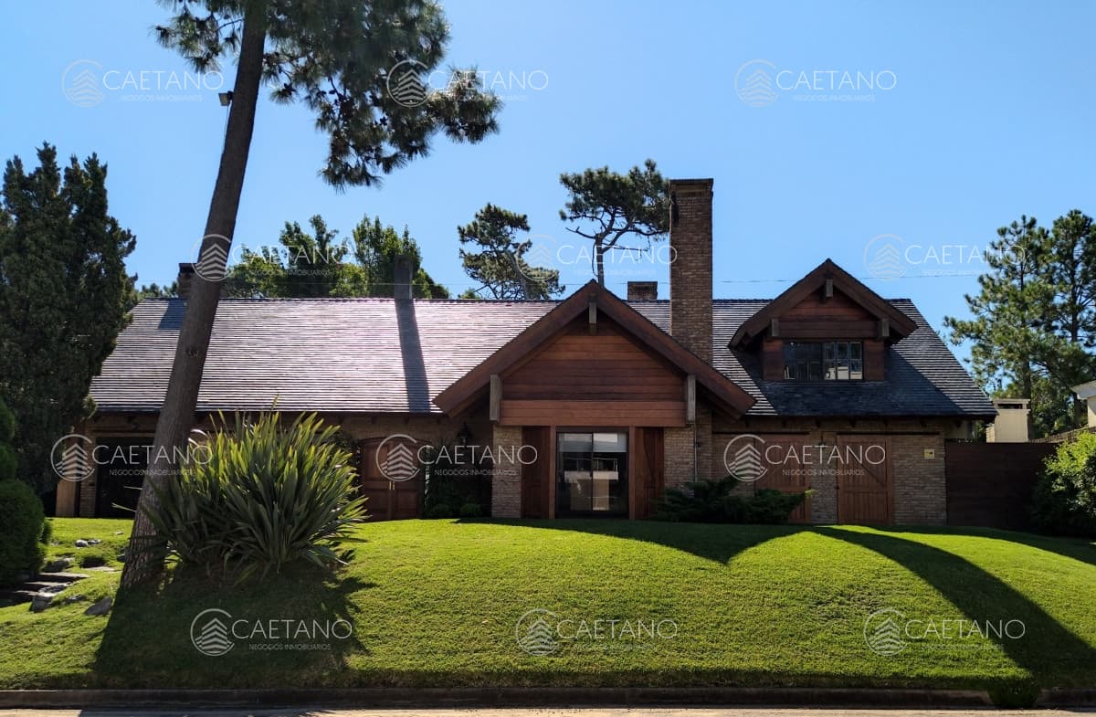 VENTA DE HERMOSA CASA 5 DORMITORIOS EN SUITE, A METROS DEL MAR. — foto 2