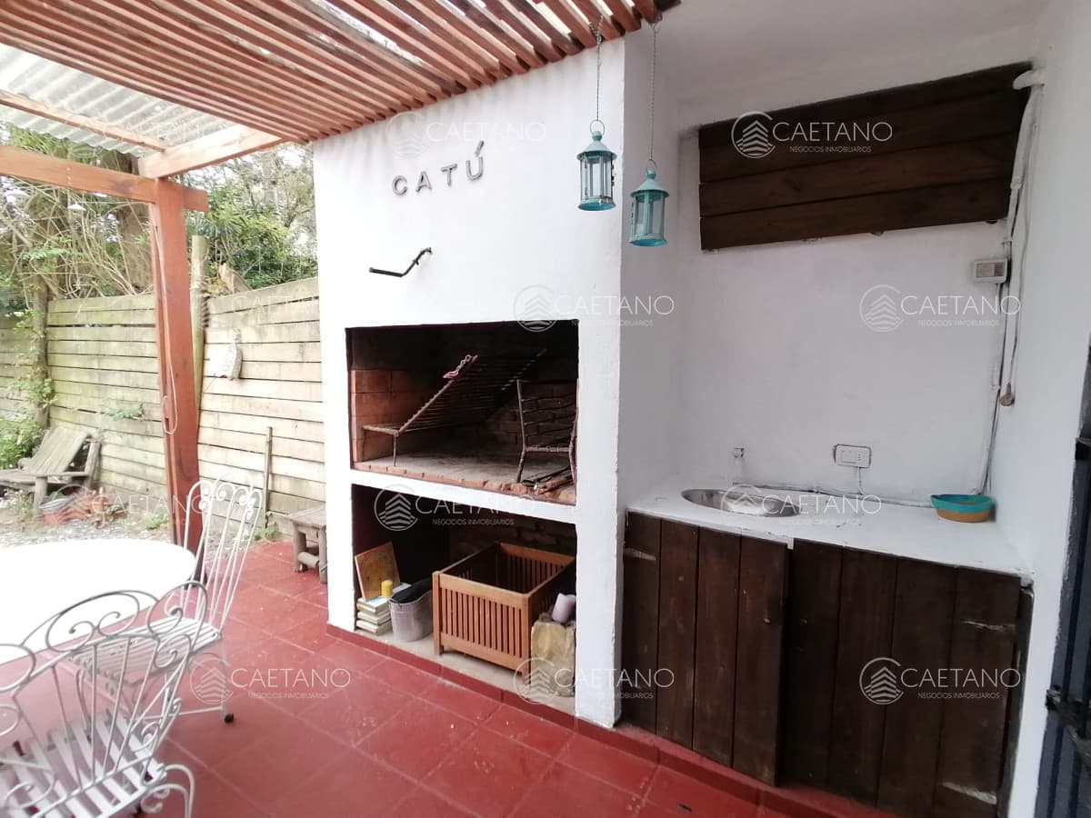 ALQUILER ANUAL DE CASA EN LA BARRA, MALDONADO. - 4 DORMITORIOS, 3 BAÑOS, 1 EN SUITE. PARRILLERO TECHADO , CERCADA Y CON REJAS. — foto 2