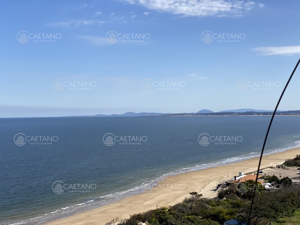 Espectacular apartamento de excelente calidad de construcción. Terraza superior con parrillero cerrado. Amplios y luminosos ambientes. Frente al mar.