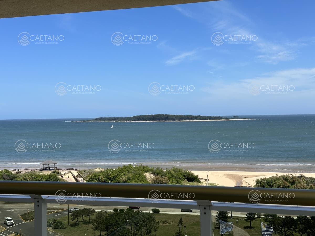 Espectacular apartamento en Mansa Punta del Este, con vista panorámica al mar. — foto 2