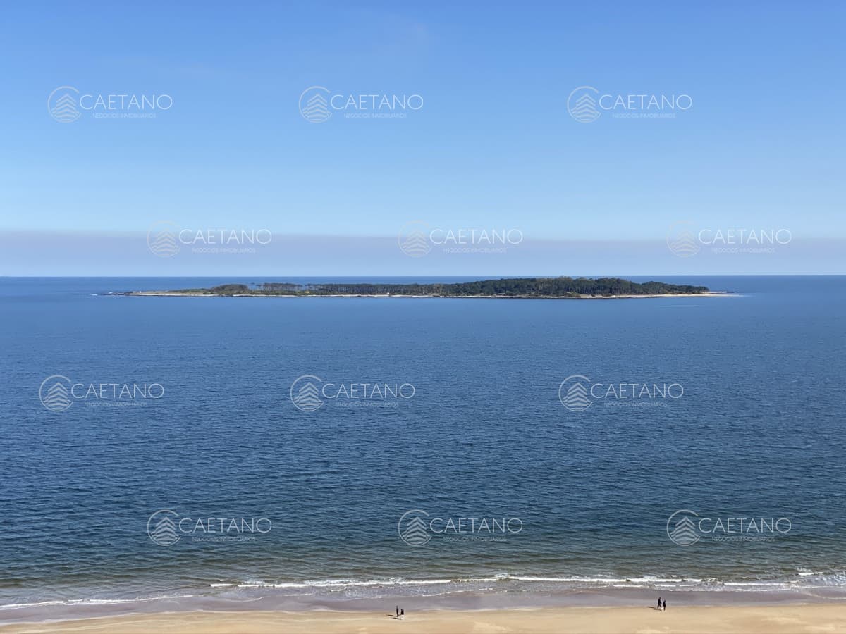 Espectacular apartamento de excelente calidad de construcción. Terraza superior con parrillero cerrado. Amplios y luminosos ambientes. Frente al mar. — foto 3