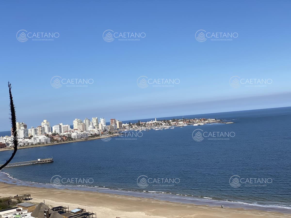 Espectacular apartamento de excelente calidad de construcción. Terraza superior con parrillero cerrado. Amplios y luminosos ambientes. Frente al mar. — foto 2
