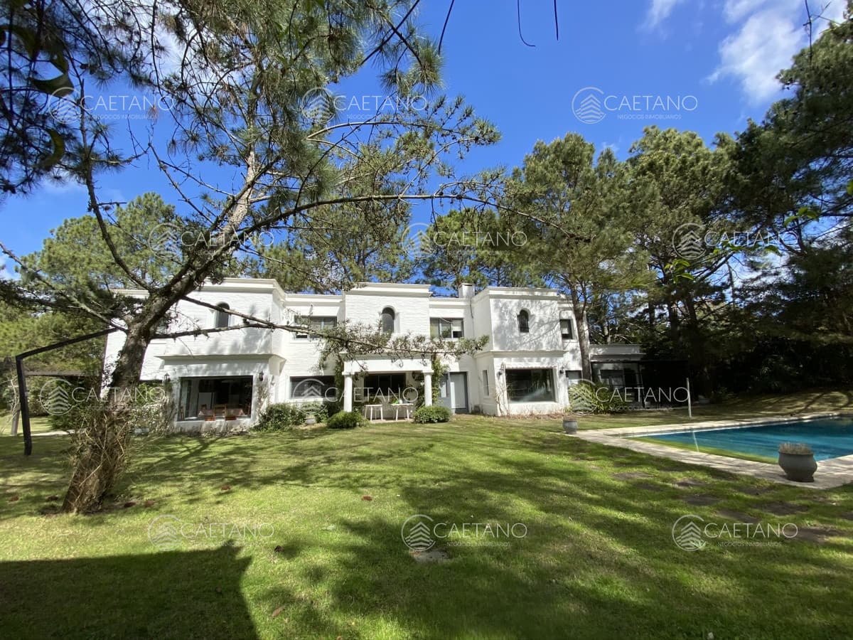 Casa en Playa Brava, espectacular ubicación.  5 dormitorios con baños en suite