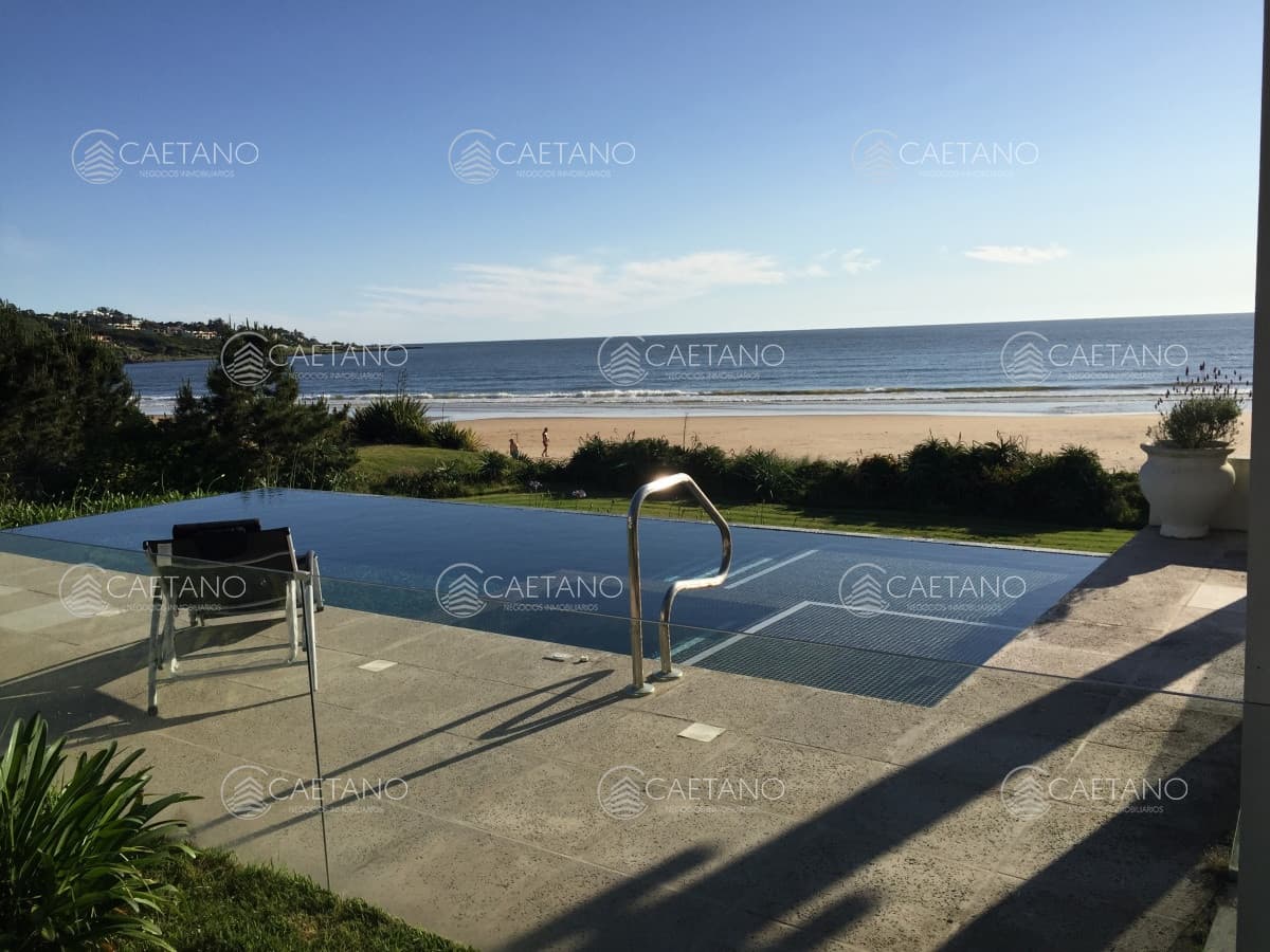 Exclusiva casa sobre la playa de Solanas. Excelentes vistas,  piscina y parrillero con vista al mar. — foto 3