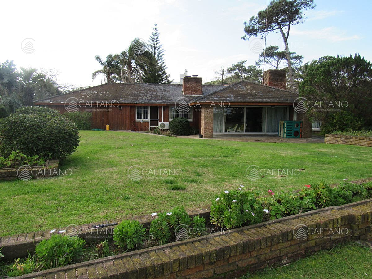 Gran casa a metros del mar espacios generosos y excelente construcción — foto 2
