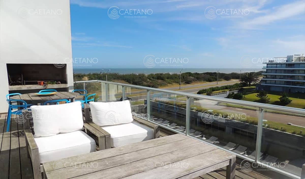 BRAVA 28. Playa Brava. Punta del Este. Hermoso PH Frente al mar.
