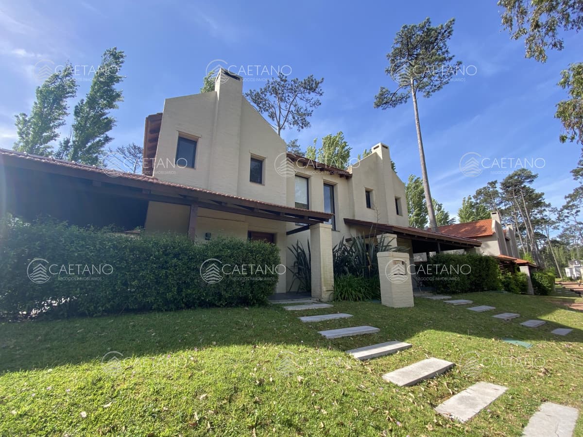 Venta de Casa Parque Pinares 56 de 2 dormitorios y dos baños