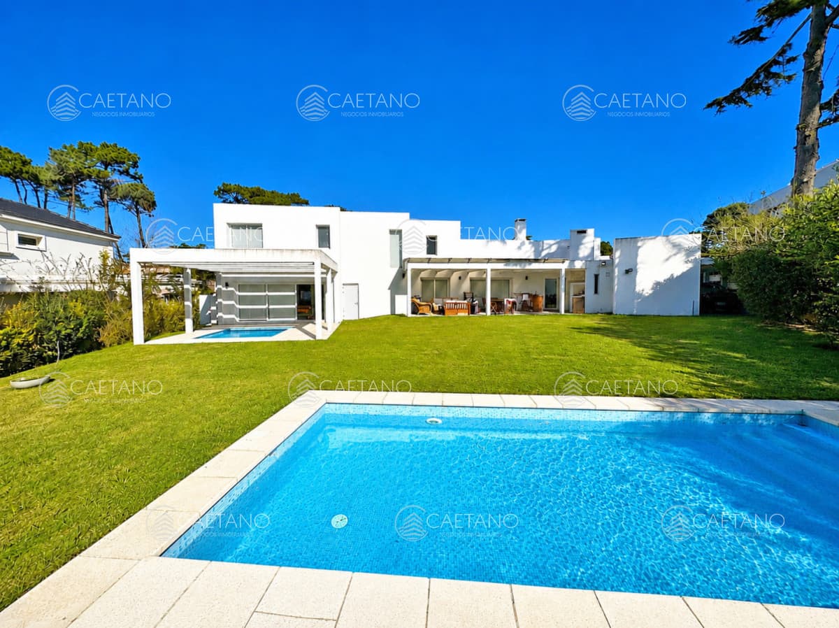 Barrio Privado, Playa Mansa. 5 suites + servicio, 2 piscinas. Losa radiante. — foto 2