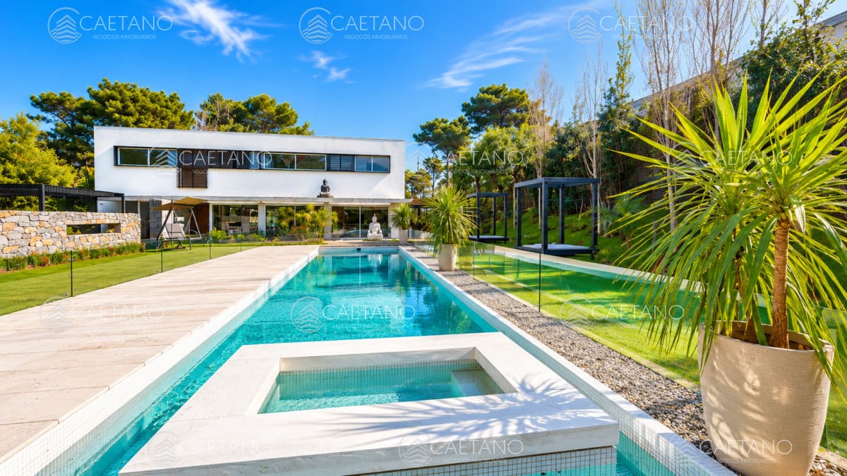 Barrio privado, moderna, 5 suites, 450 m2, ideal para vivir todo el año.