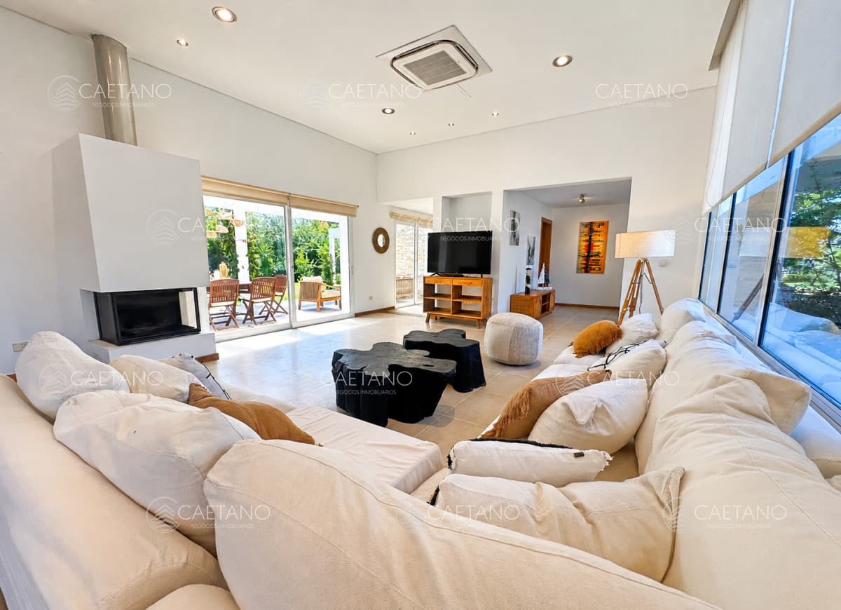 Barrio Privado, Playa Mansa. 5 suites + servicio, 2 piscinas. Losa radiante.