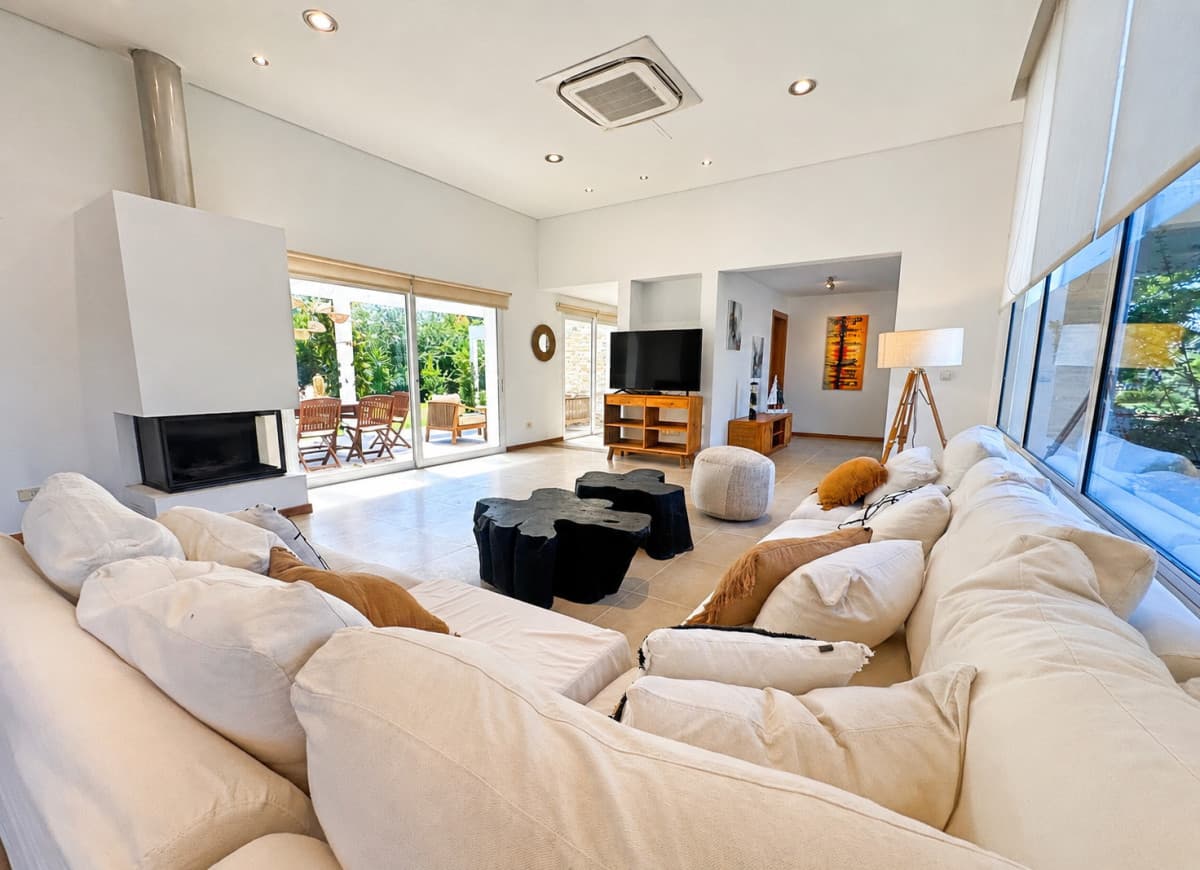 Barrio Privado, Playa Mansa. 5 suites + servicio, 2 piscinas. Losa radiante.