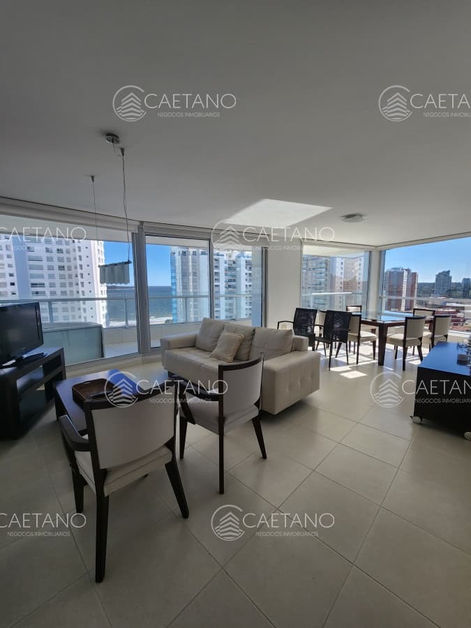 Vende apartamento de 3 dormitorios en Mansa- Punta del Este, con excelente vista.