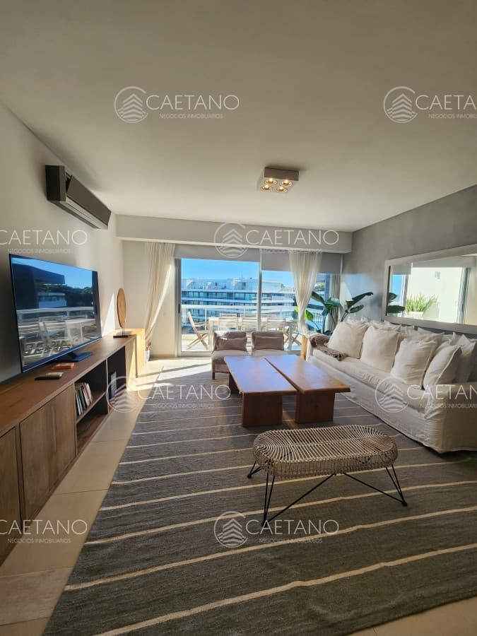 Departamento de 2 suites en venta frente a playa Brava. Penthouse con parrillero.