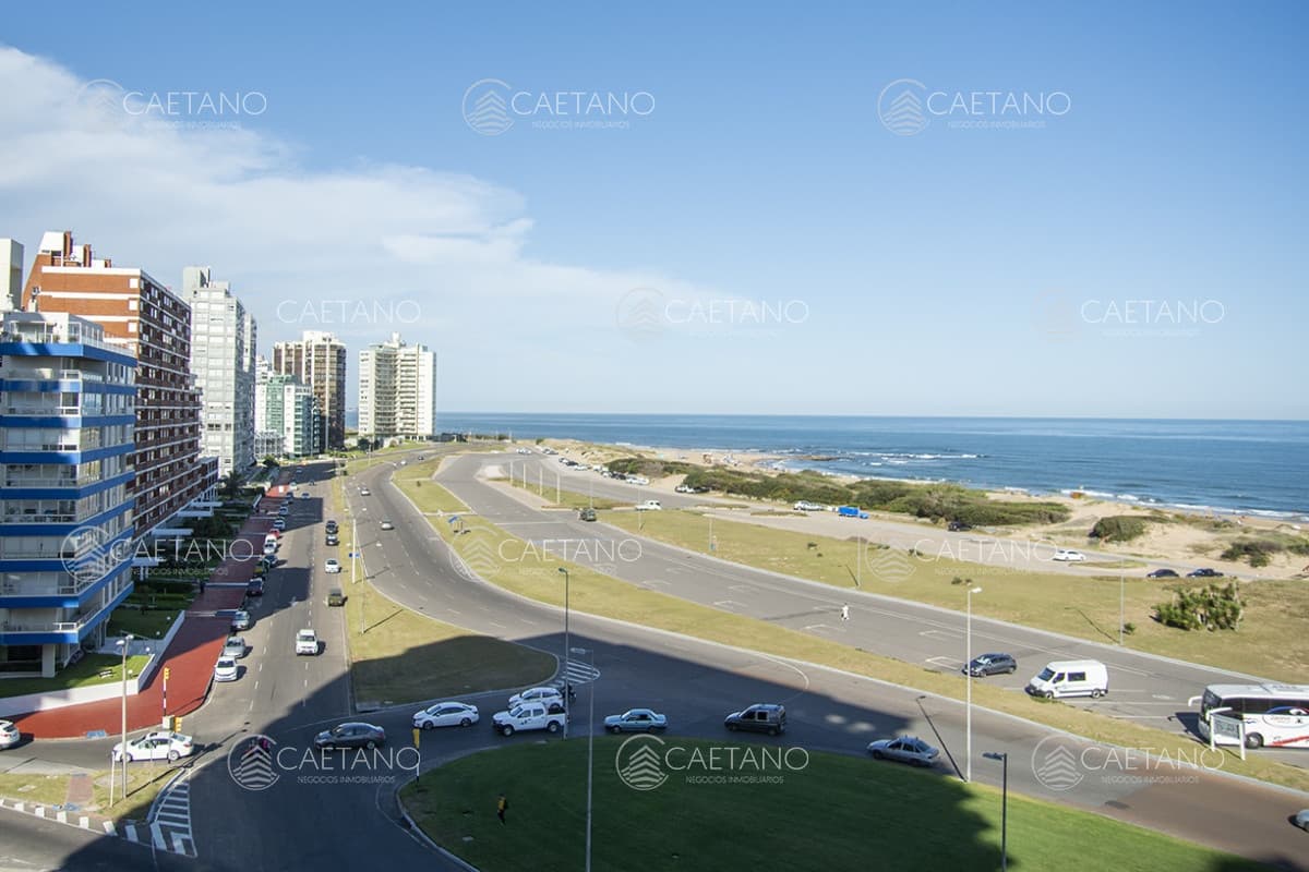 Vende apartamento de 3 dormitorios en Torre Imperiale I, Frente al mar, Punta del Este — foto 2