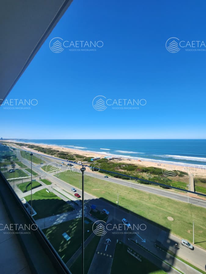 Vende apartamento de 3 dormitorios en suite, con vista al mar en Brava, Punta del Este