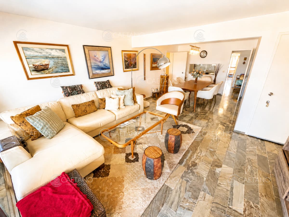 Apartamento en Venta, 3 dormitorios y servicio, en Playa Brava, Punta del Este