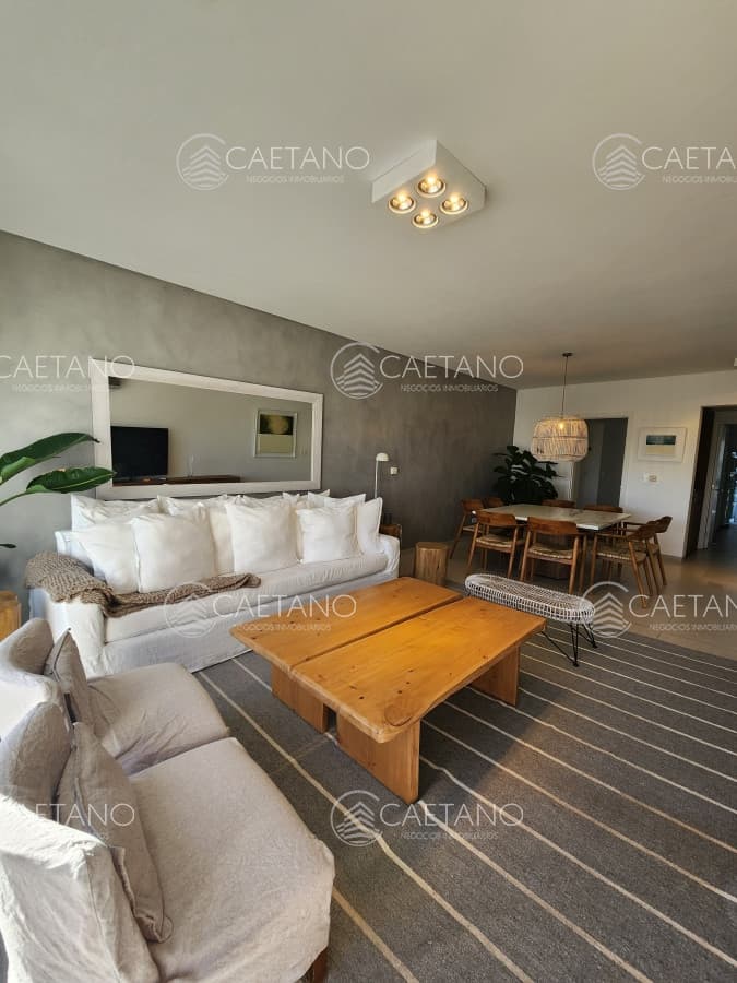 Departamento de 2 suites en venta frente a playa Brava. Penthouse con parrillero. — foto 2