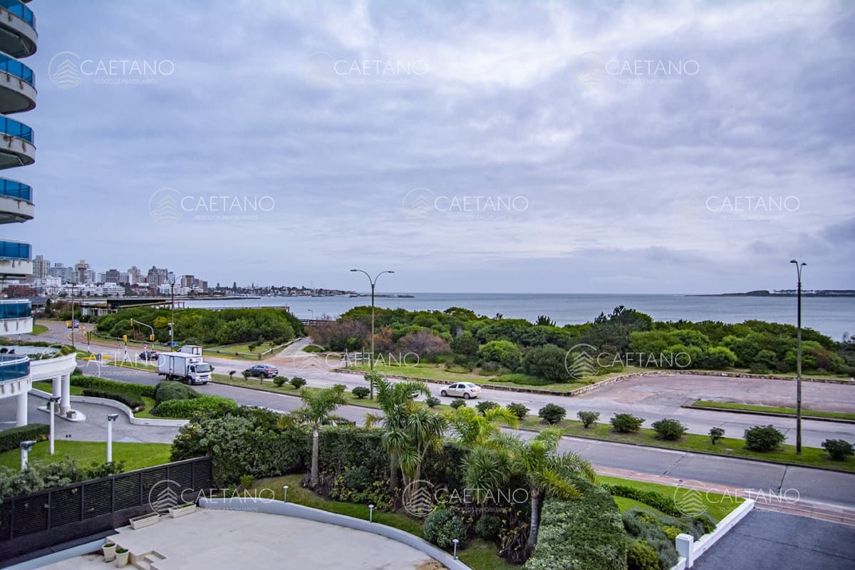 Beverly Tower, espectacular departamento  en venta frente al mar. Torre Emblematica