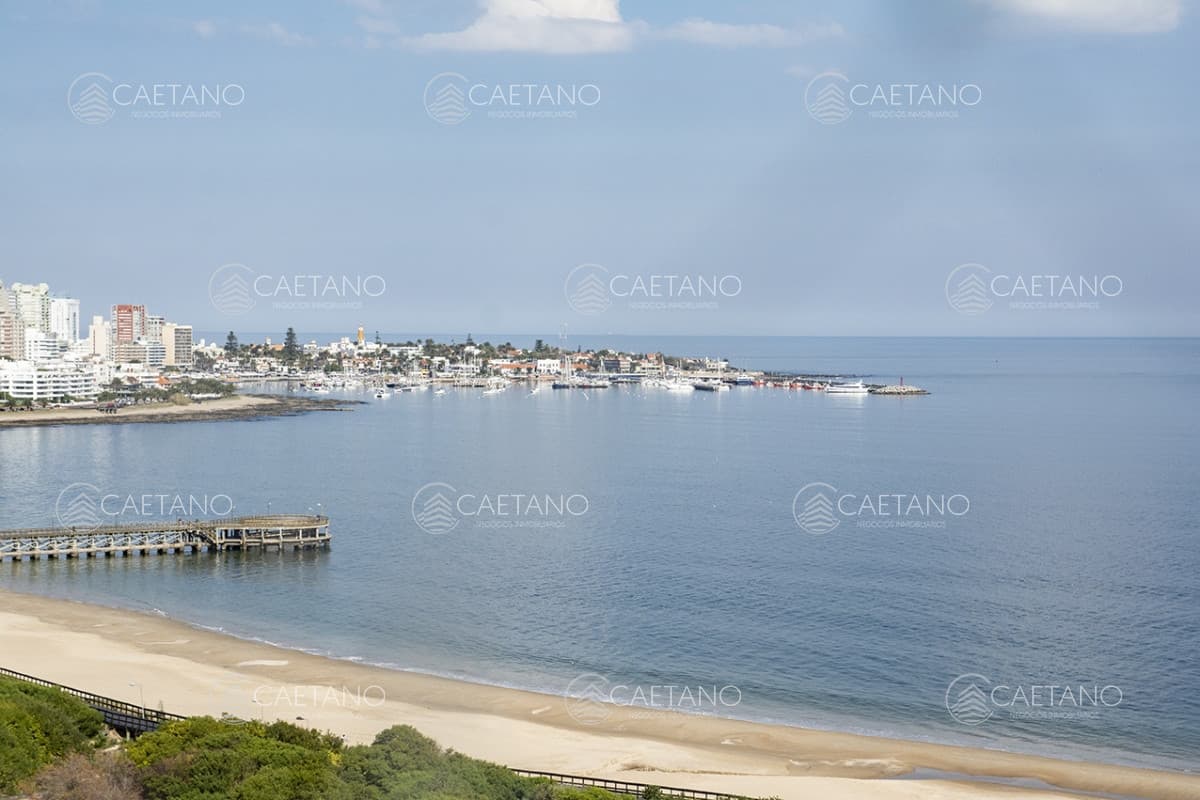 Departamento de 3 dormitorios en venta frente a Playa Mansa, Coral Tower