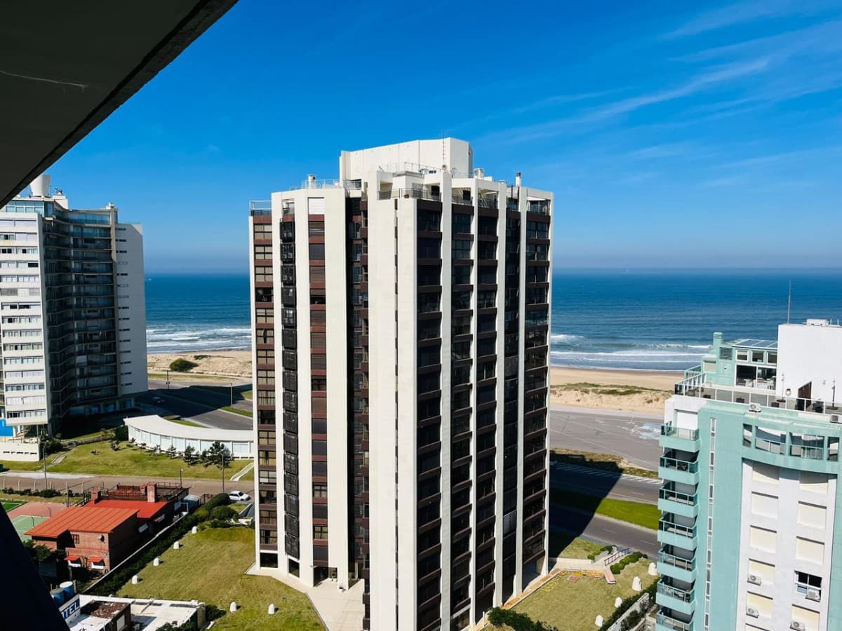 Vende apartamento de 2 dormitorios en Punta del Este. Financia