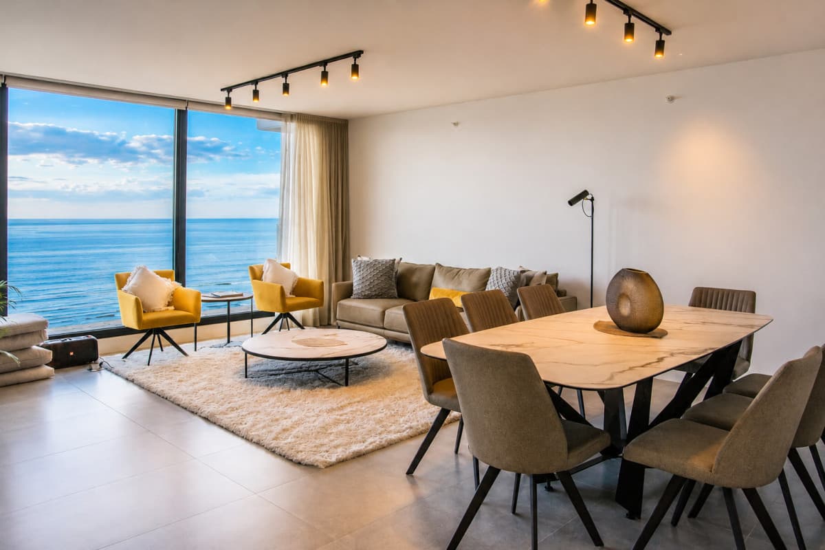 Departamento con vista al mar, en el edificio Venetian.