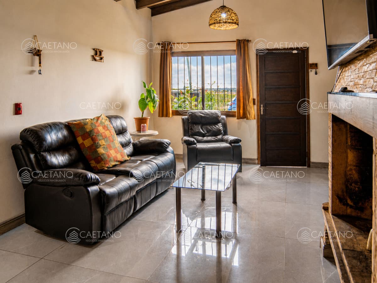 En venta casa de 4 dormitorios en Barrio 4 H en Maldonado, con barbacoa y piscina — foto 2