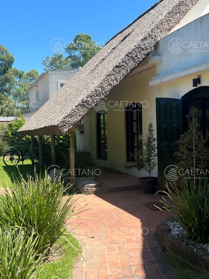 Amplia casa a la venta en Punta del Este de 6 dormitorios en el Tesoro a 200 mts de ruta 10 — foto 3
