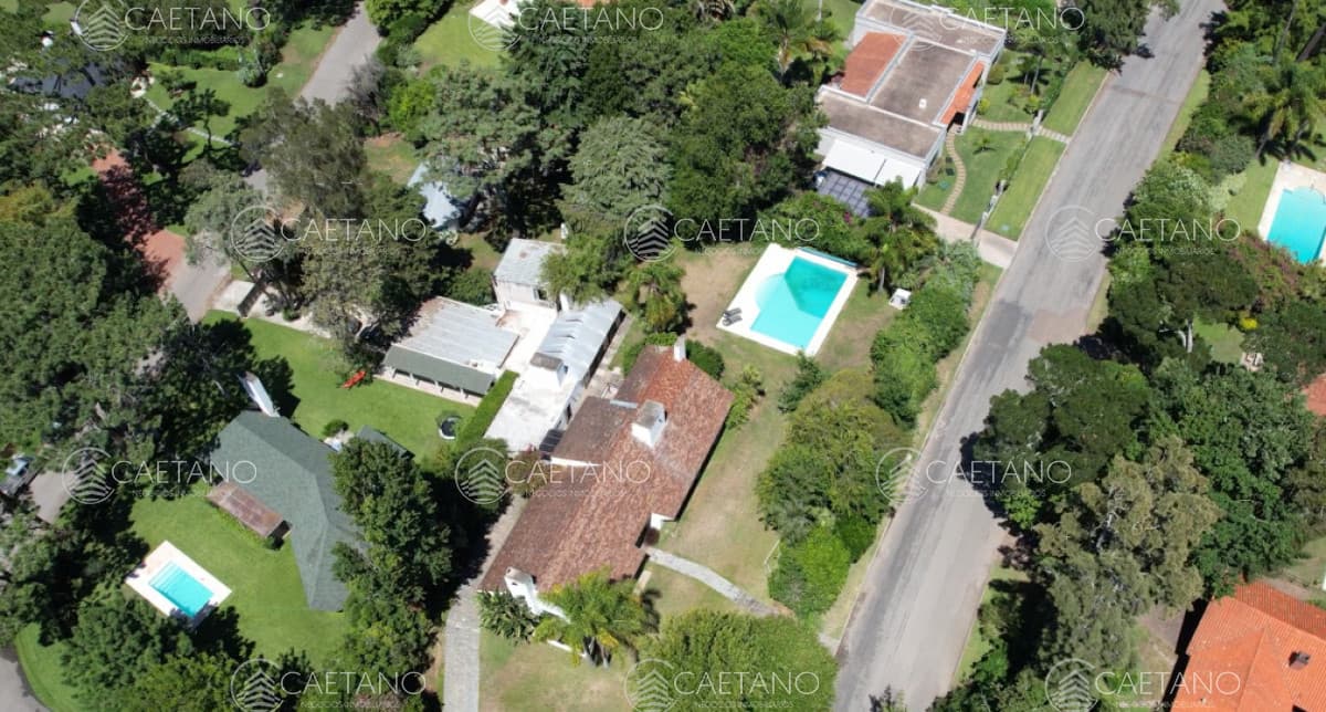 En venta casa en Barrio Golf, Punta del Este de 6 dormitorios.