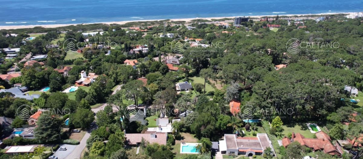 En venta casa en Barrio Golf, Punta del Este de 6 dormitorios. — foto 2