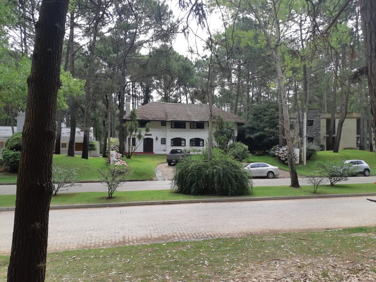 Barrio cerrado a pasos del mar con todos los servicios. Solanas, Punta del Este. Chalet en venta