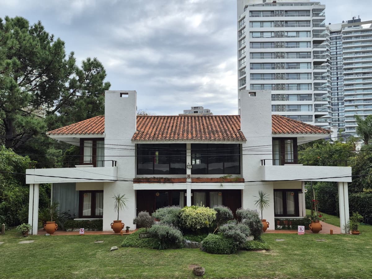 Venta casa 6 dormitorios. Playa brava, Punta del Este.