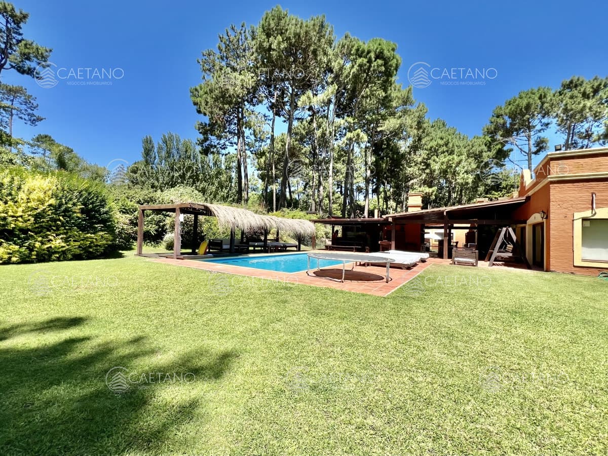 Casa en barrio residencial con 3000 m2 de parque — foto 2