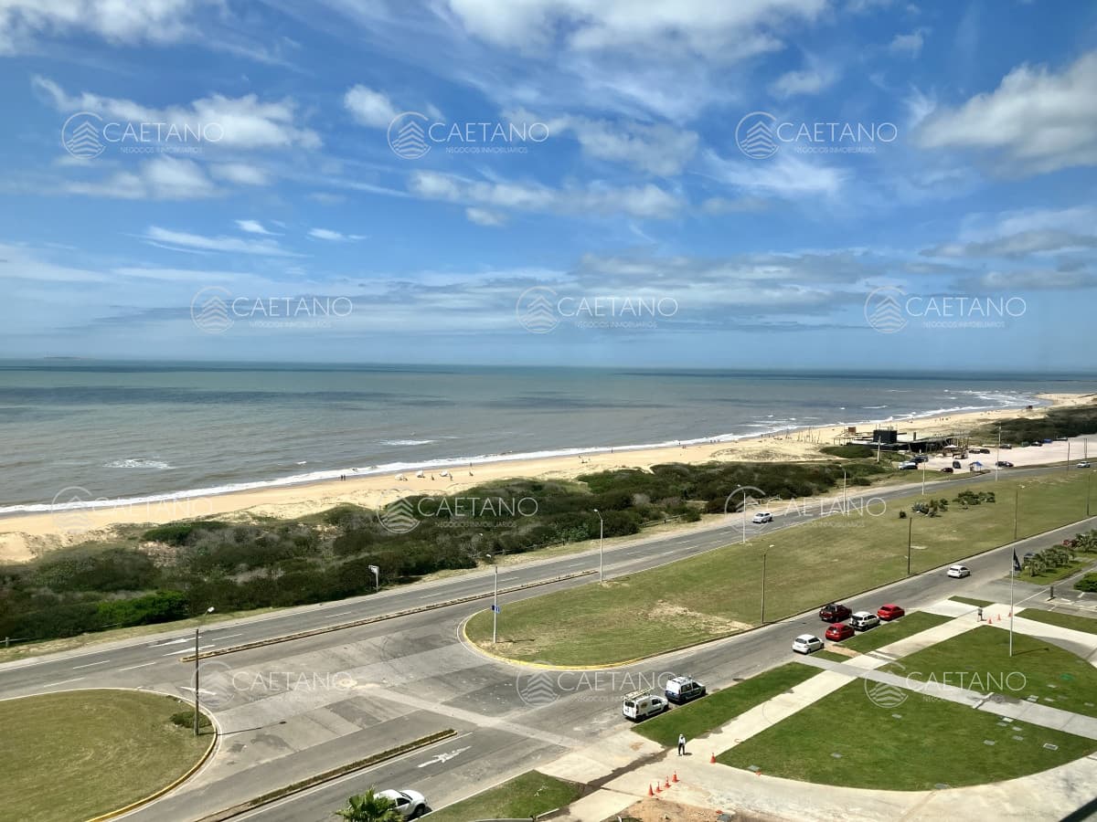 Espectacular apartamento frente a playa Brava en venta y alquiler. — foto 2