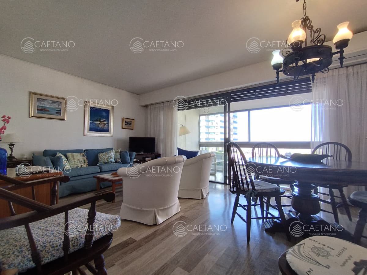 Apartamento de dos dormitorios en alquiler en Punta del Este