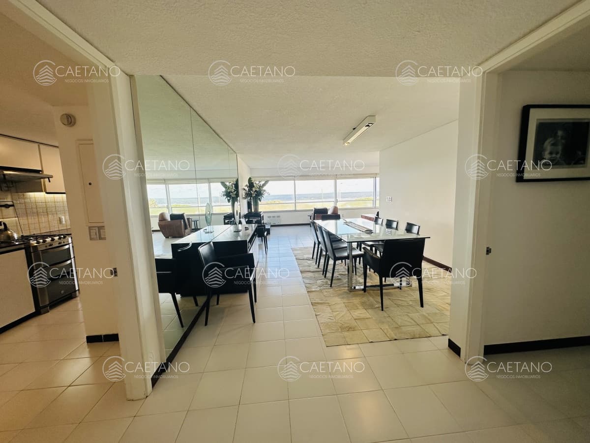 Apartamento de 3 dormitorios y dependencia de servicio en Punta del Este