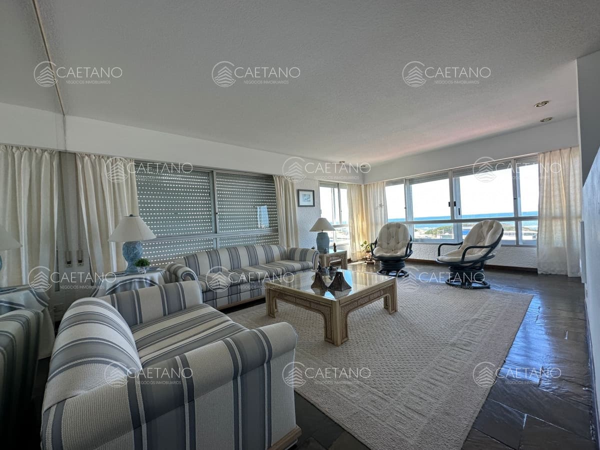 Venta apartamento 2 dormitorios. Playa brava, Punta del Este.