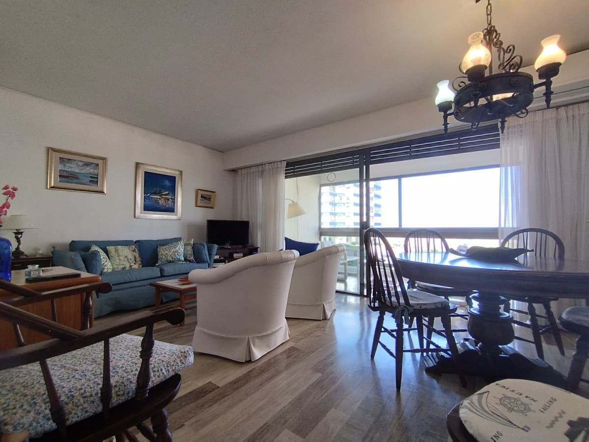 Apartamento de dos dormitorios en alquiler en Punta del Este