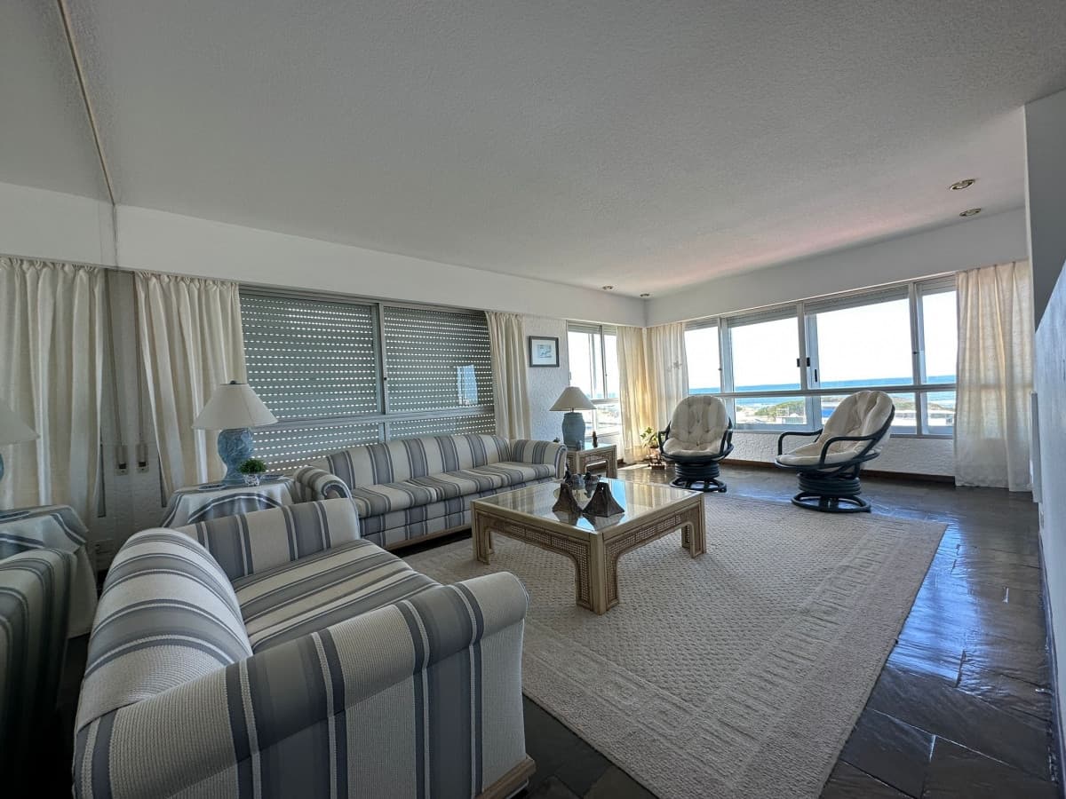 Venta apartamento 2 dormitorios. Playa brava, Punta del Este.