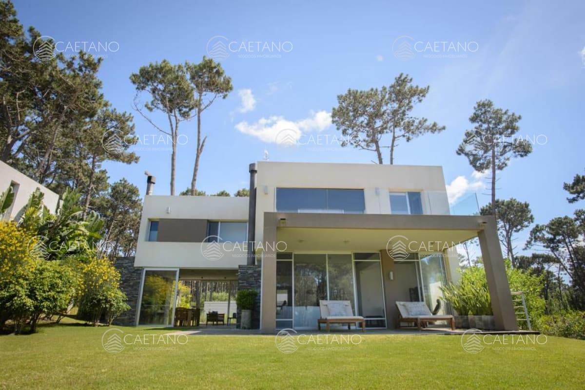 Excelente Propiedad En Barrio Privado - Cuatro Suites + Serv. A Metros Del Mar