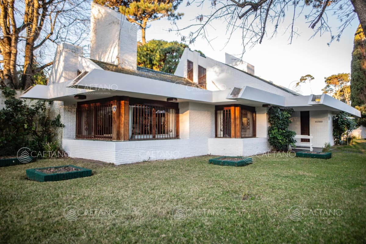 Venta de casa de 4 dormitorios y dependencia de servicio en Punta del Este