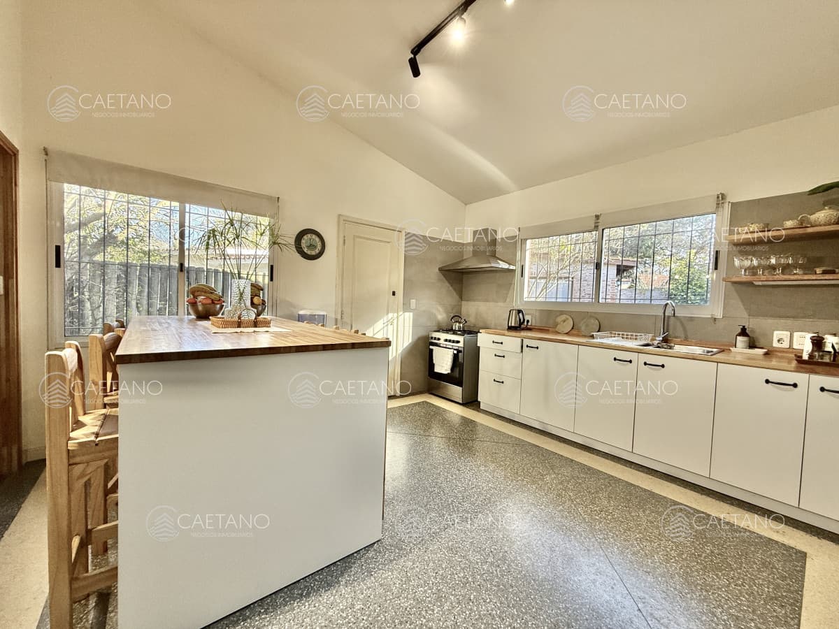 OPORTUNIDAD CASA EN PLAYA MANSA EN 4 DORMITORIOS ZONA CON POTENCIAL COMERCIAL — foto 3